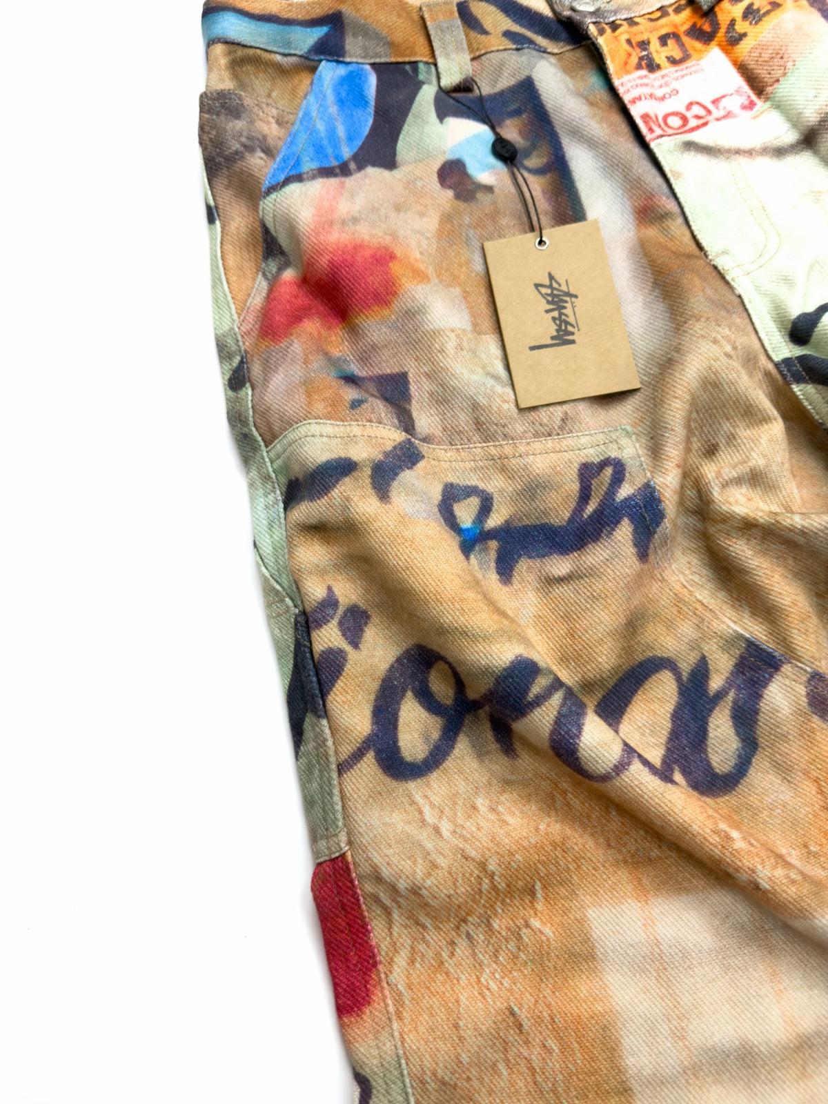 Calça Stüssy x Coursemys Patchwork Multicolor - detalhe de bolso e etiqueta