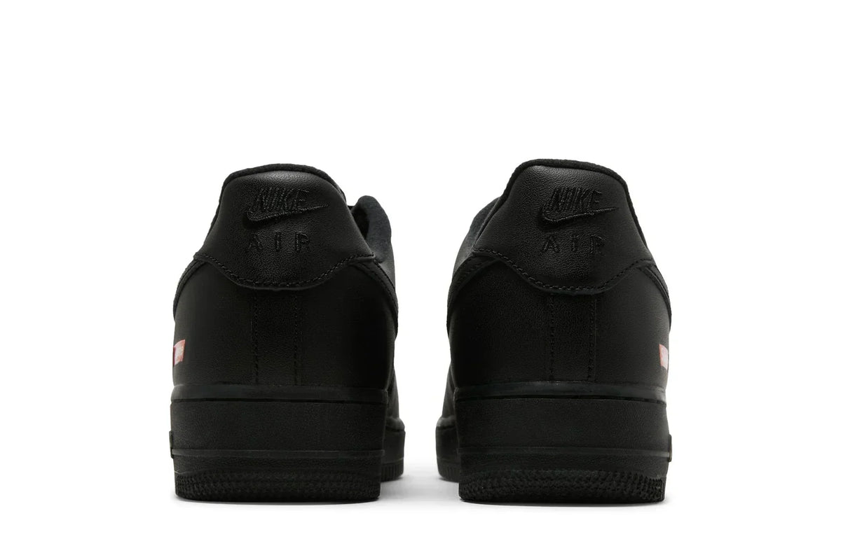 Tênis Nike Air Force 1 Low x Supreme Black Preto detalhe do solado