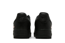 Tênis Nike Air Force 1 Low x Supreme Black Preto detalhe do solado